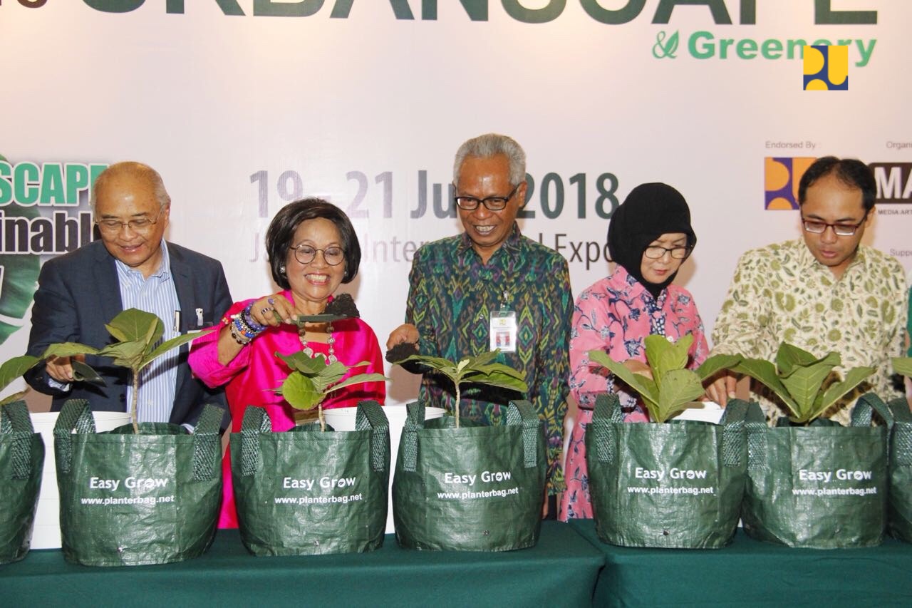 (tengah) Direktur Jenderal Cipta Karya Sri Hartoyo dalam pembukaan pameran dan konferensi industry lansekap dan penghijauan Expo Urbanscape & Greenary 2018, Kamis, 19 Juli 2018.