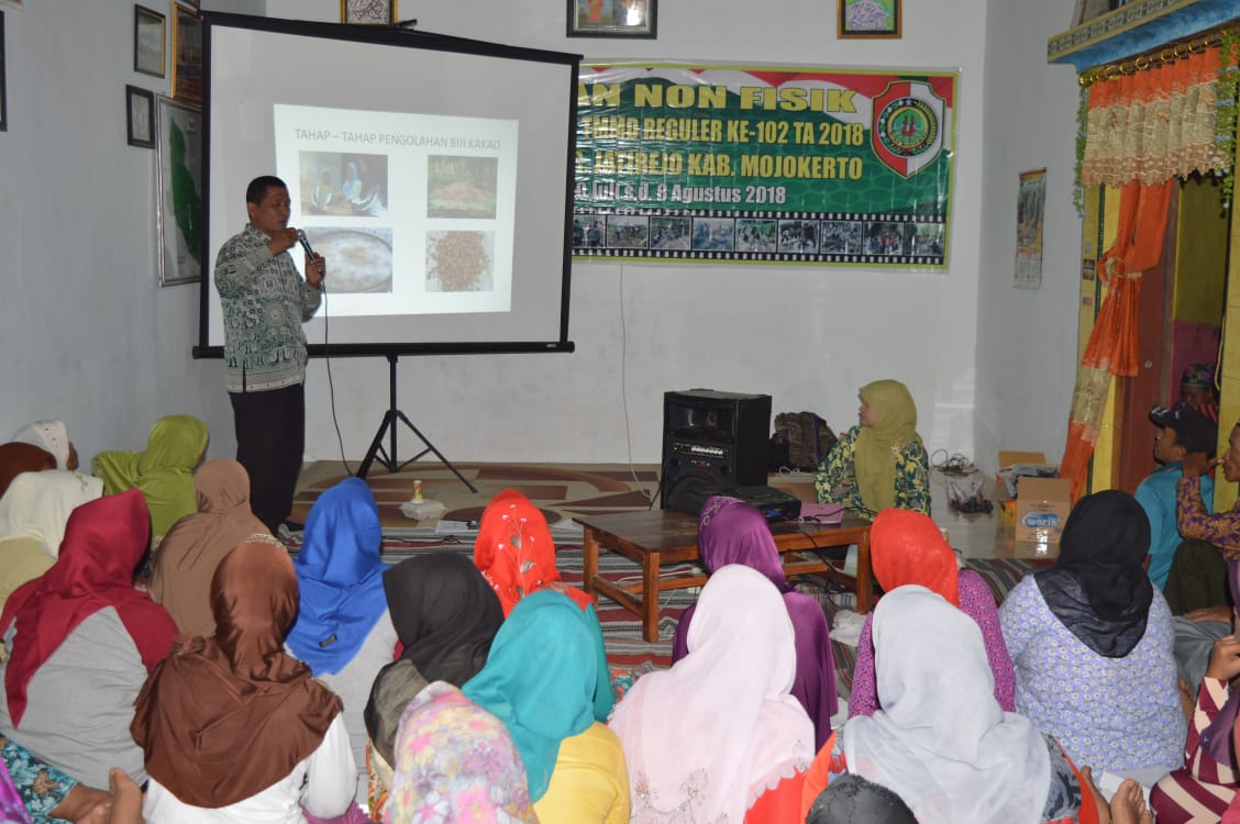 Penyuluh Dinas Pertanian Kabupaten Mojokerto Memberikan Penyuluhan Pengolahan Biji Kakao Bagi Warga Desa Jembul