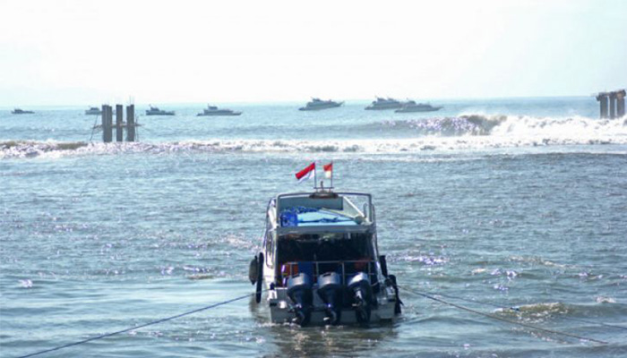 Sejumlah kapal cepat terparkir di kawasan Pantai Sanur, Bali, Kamis (19/7/2018). Dirjen Perhubungan Laut dan Kesyahbandaran Kementerian Perhubungan menyampaikan himbauan agar Otoritas Pelabuhan Padang Bai, Karangasem dan Pantai Sanur menunda keberangkatan kapal berkecepatan tinggi (fast boat) karena gelombang laut yg tinggi sejak Rabu 18 Juli 2018 hingga Kamis 19Juli 2018. (Foto: Antara)