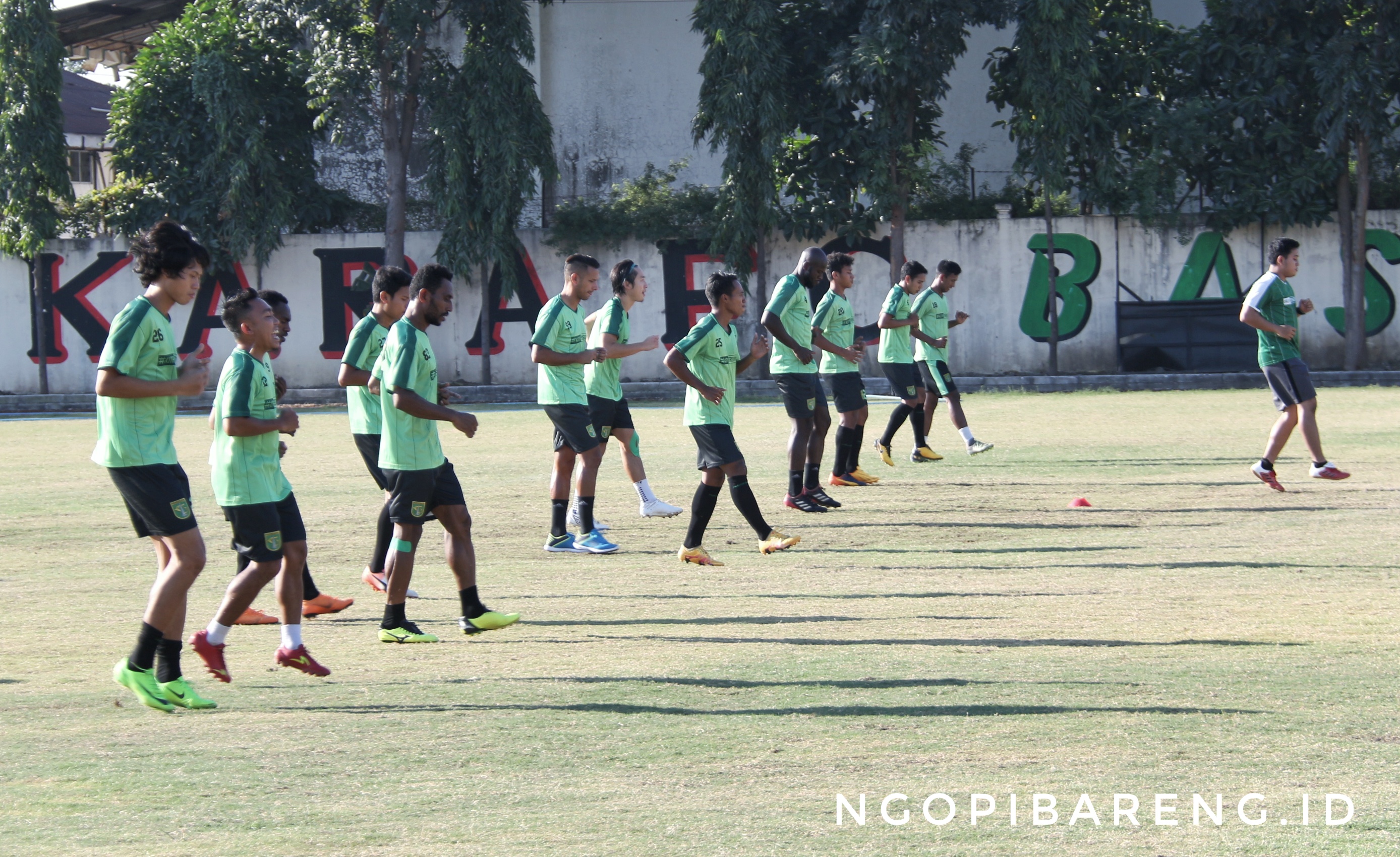 Skuad Persebaya saat jalani latihan di Lapangan Polda Jatim. (Foto: Haris/ngopibareng)