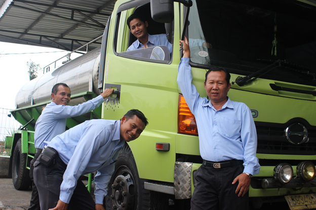 Pose meyakinkan dari sebagian para pengelola susu sapi dari lereng Gunung Wilis di depan armada pengangkut susu. foto:widikamidi 