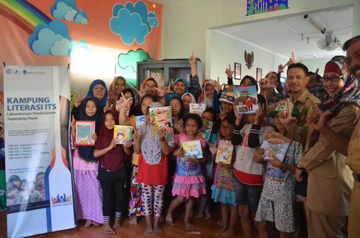 Kebahagiaan anak-anak ketika mendapat donasi buku dari ITS. (Foto: Dokumentasi)