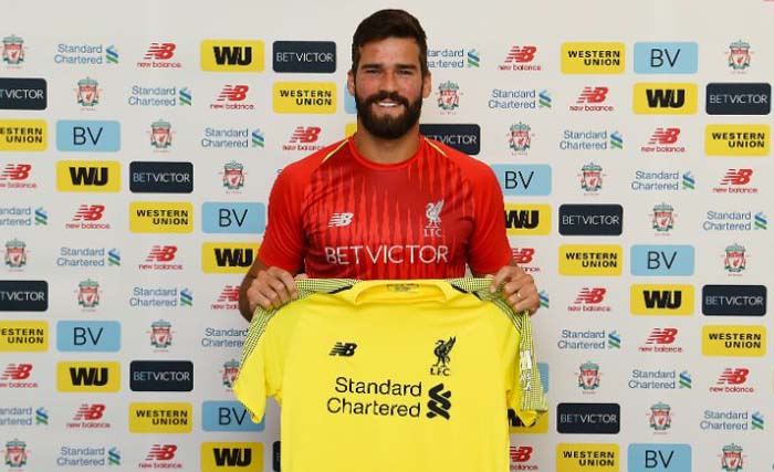 Alisson Becker, kiper asal Brasil menunjukkan jersey Liverpool hari Kamis 19 Juli kemarin. (foto: liverpool.com)