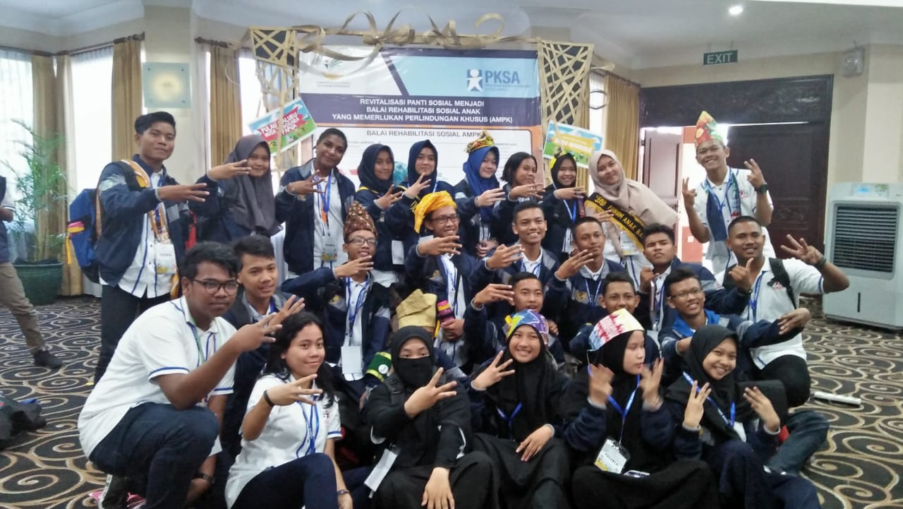 Peserta Forum Anak Nasional foto bersama usai acara di Hotel Singgasana. (Amanah/ngopibareng.id)