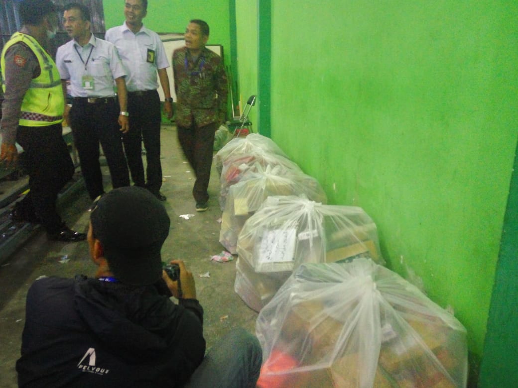 Petugas amankan ratusan slop rokok