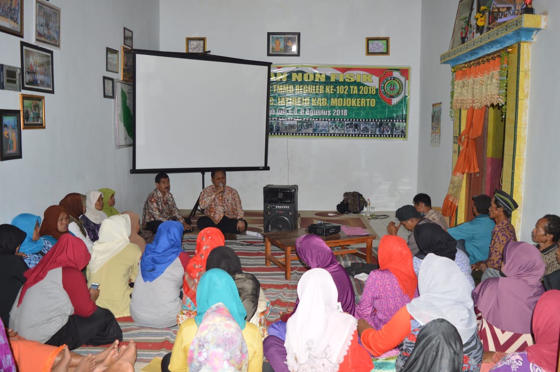 Petugas Dinas Koperasi Dan Usaha Mikro Kabupaten Mojokerto Saat Memberikan Penyuluhan Perkoperasian Di Lokasi TMMD