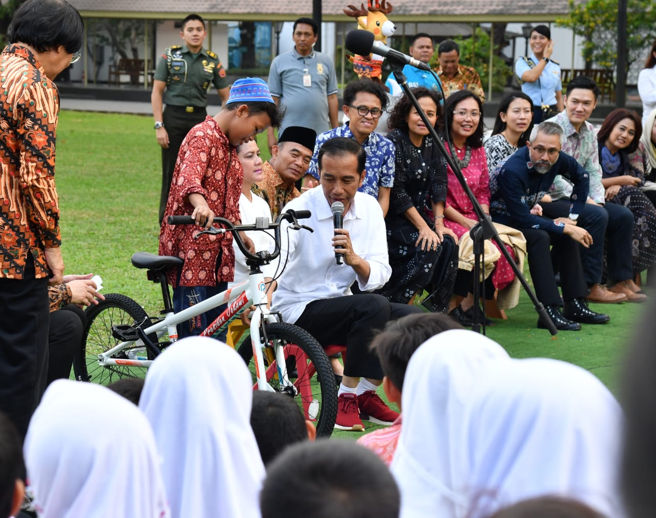 Jokowi membagikan hadiah satu sepeda kepada seorang anak yang berhasil menjawab pertanyaannya di acara Bermain, Berdendang, dan Berimajinasi Bersama Anak yang digelar Badan Ekonomi Kreatif. 