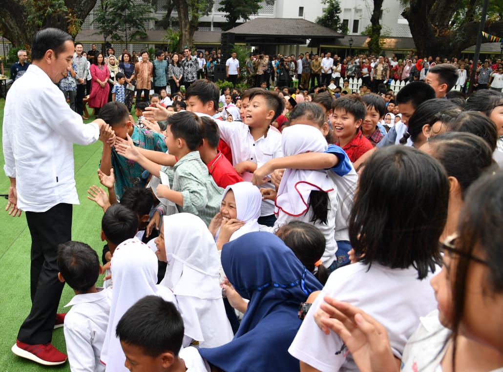 Dalam acara tersebut, Presiden Jokowi ditemani Ibu Iriana berpesan kepada anak-anak agar tidak melulu disibukkan dengan gawainya masing-masing dan mengutamakan pergaulan dengan teman-teman sebaya.
