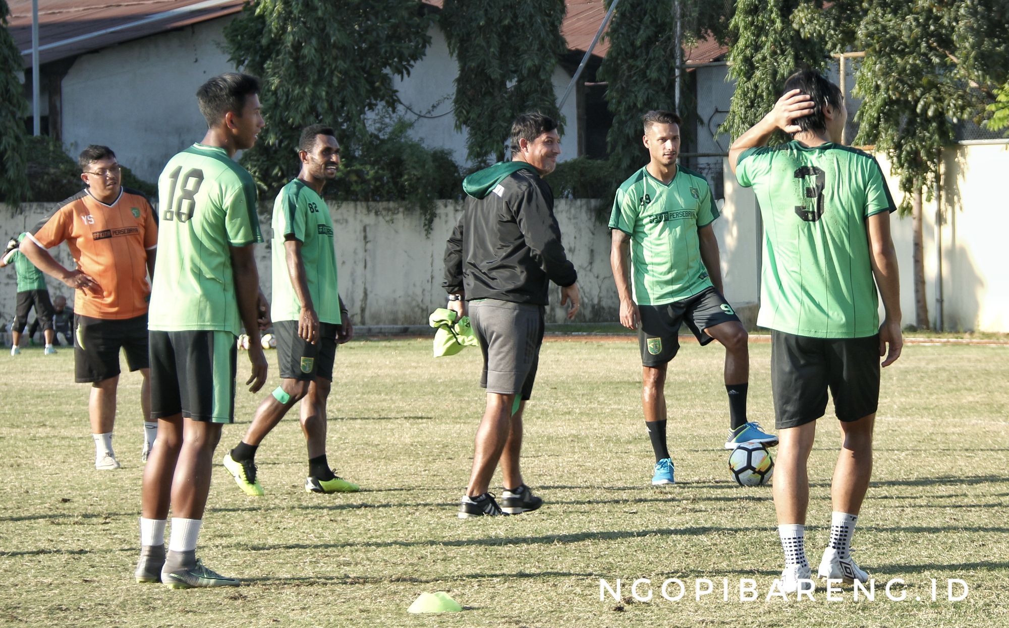 Skuad Persebaya saat latihan di Lapangan Polda Jatim. (foto: hrs/ngopibareng)