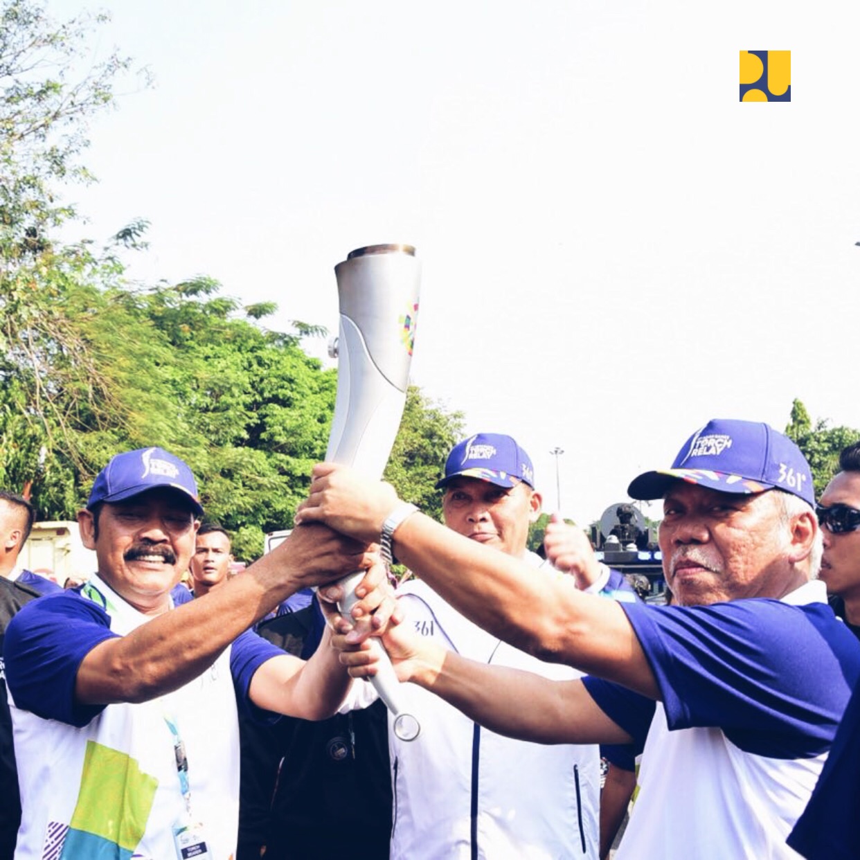 Menteri Pekerjaan Umum dan Perumahan Rakyat (PUPR) Basuki Hadimuljono menjadi pembawa obor Asian Games ke-18 tahun 2018 dalam pawai yang berlangsung di Kota Solo, Kamis, 19 Juli 2018.  (Foto: Dok. PUPR)