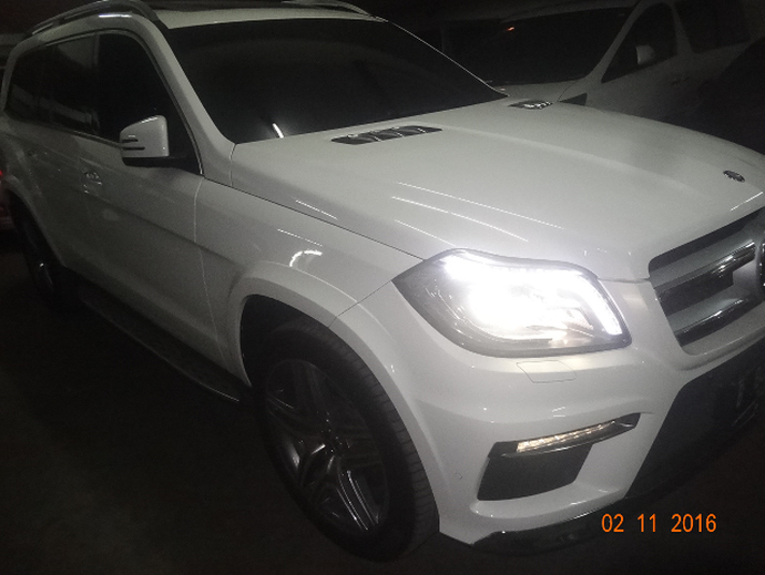 Mobil SUV Mercedez-Benz GL400 AT juga ikut dilelang.