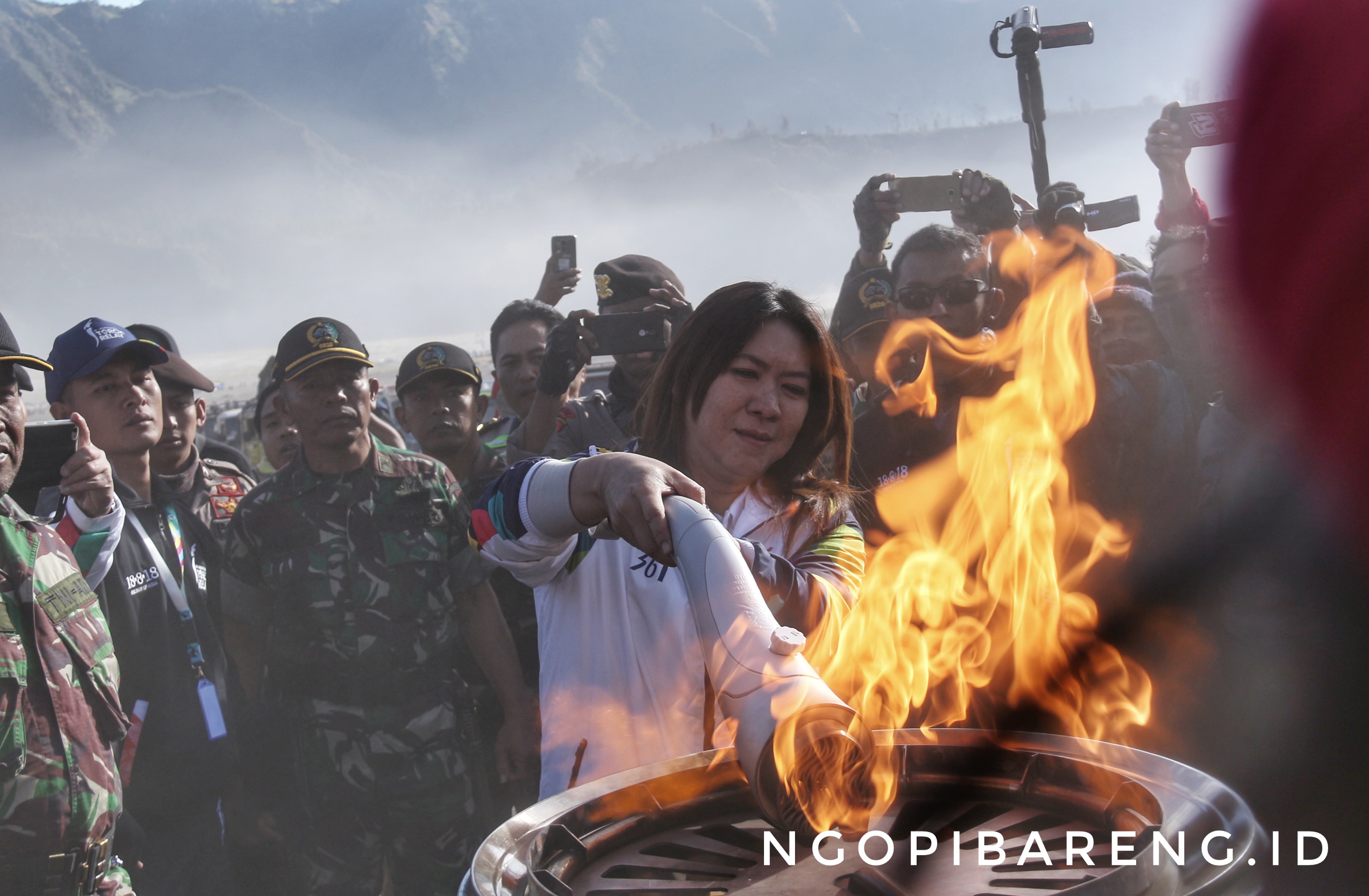 Mantan pemain bulu tangkis Indonesi, Lucia Francisca Susi Susanti saat menyalakan api Asian Games di Bromo, Sabtu 21 Juli 2018. (foto: hrs/ngopibareng)