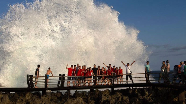 Keindahan debur ombak Pantai Waterblow. Foto : Hipwee