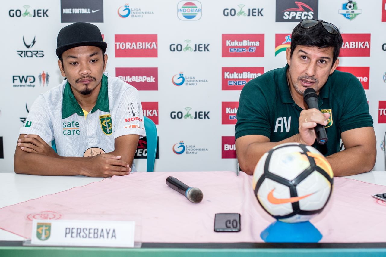 Pelatih Persebaya Angel Alfredo Vera (kanan) bersama M Hidayat. (Foto: official) 