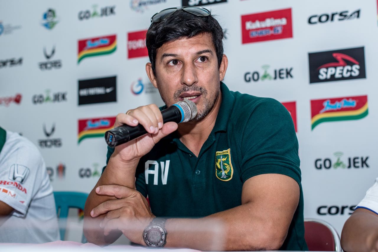 Pelatih Persebaya, Angel Alfredo Vera. (Foto: official)