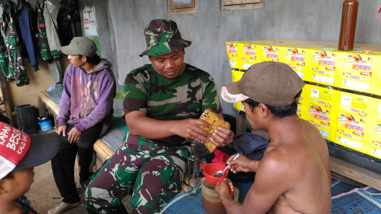 Anggota Satgas TMMD Reguler Ke-102 Kodim 0815 Mojokerto Bantu Petani Madu Desa Jembul