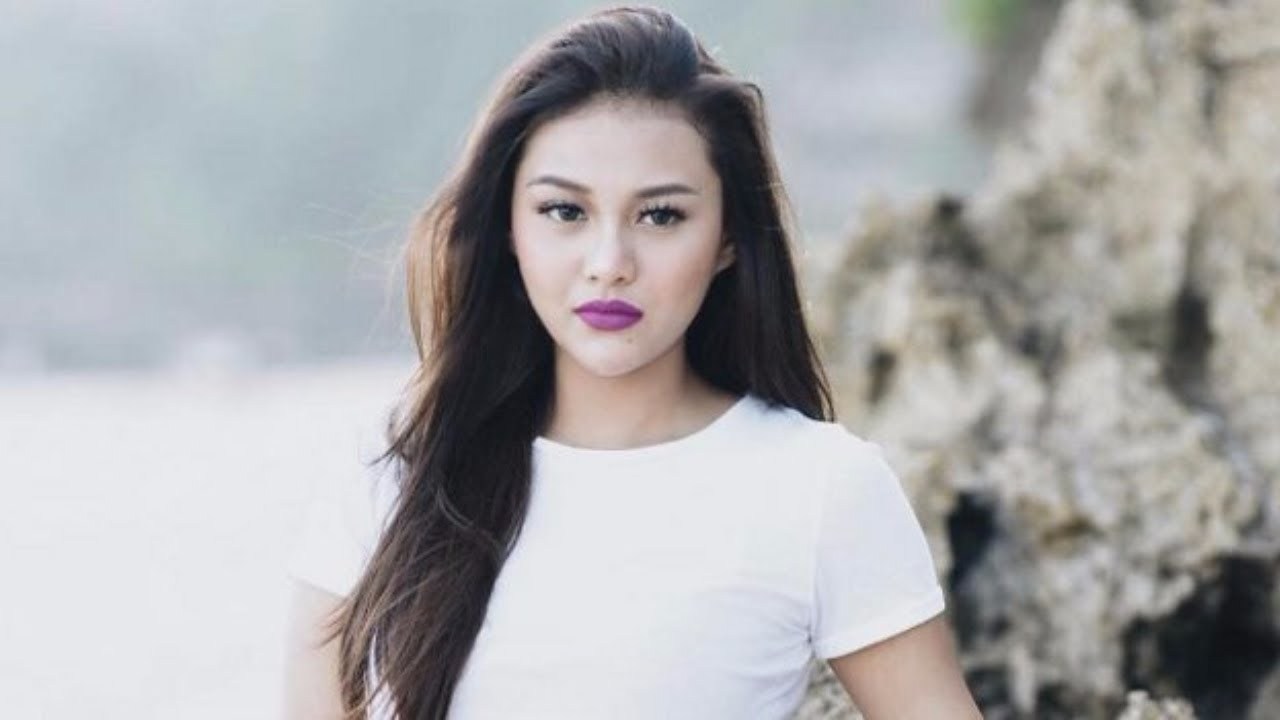 Aurelie Hermansyah menjadi model produk kosmetiknya sendiri.