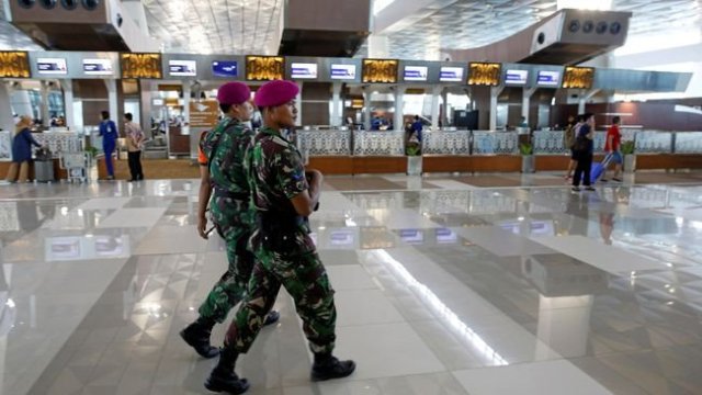 Ilustrasi petugas bersenjata di bandara. (Foto: Ilustrasi)