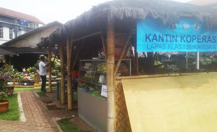 Kantin milik koperasi, menyediakan menu istimewa untuk narapidana dan pengunjung  di Lapas Sukamiskin, Bandung.  (foto: anis/ngopibareng.id)