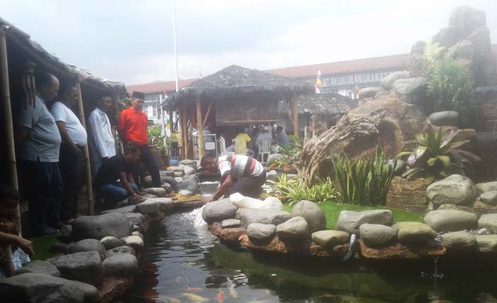 Lutfi Hasan Ishak, kedua dari kiri, bersama narapidana lain sedang menikmati kolam ikan yang  dibuatnya di dalam Lapas Sukamiskin, Bandung.(foto: anis/ngopibareng.id)