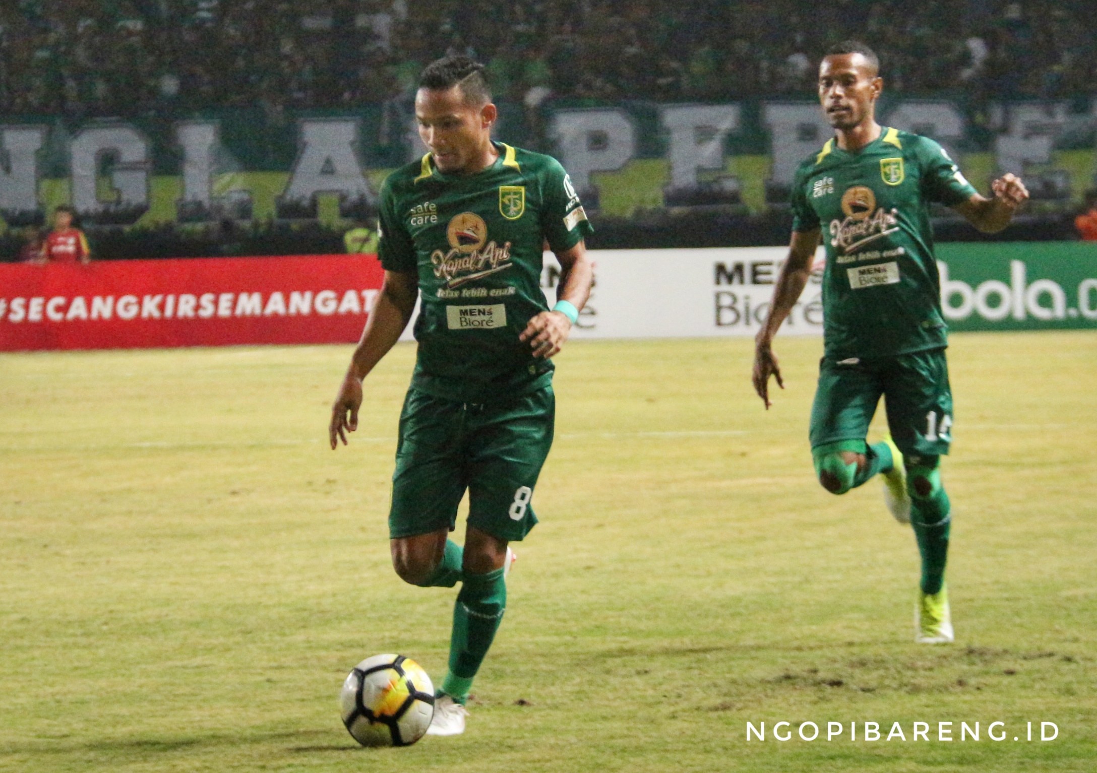 Pemain Persebaya, Oktavianus Fernando mendapatkan kartu merah saat hadapi PSIS Semarang, Minggu 22 Juli 2018. (Foto: Haris/ngopibareng)