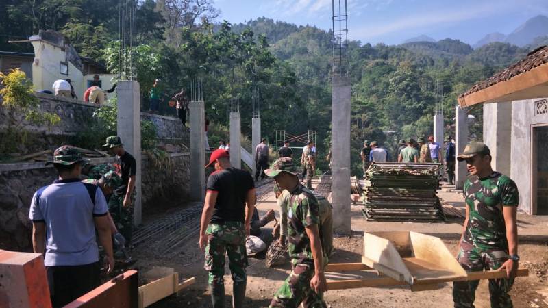 Hari Libur Satgas TMMD Kodim 0815 Mojokerto Tetap Beraktivitas Seperti Biasa, Minggu (22/07/2018)