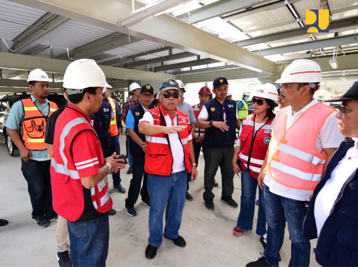 Menteri Basuki saat meninjau progres pembangunan pekerjaan di Komplek Gelora Bung Karno dan trotoar di Jalan Sudirman, Jakarta, Minggu, 22 Juli 2018. (Foto: Dok. PUPR)