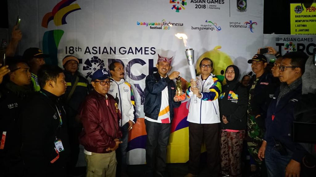 Diselimuti hawa dingin, obor Asian Games tetap menyala. foto:humasbayuwangi