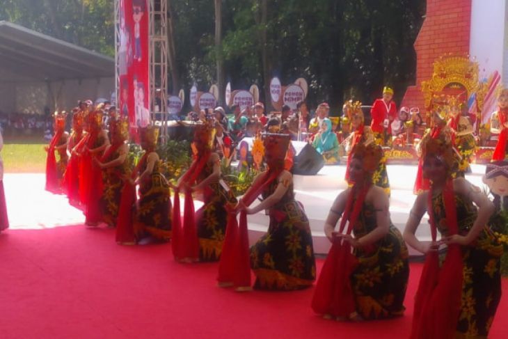 Penampilan kolaborasi Anak GENIUS di puncak Peringatan Hari Anak Nasional 2018 di Kebun Raya Purwodadi, Pasuruan, Jawa Timur, Senin 23 Juli. (Foto: Antara)