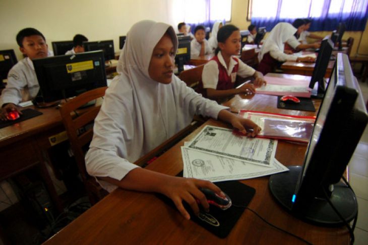 Sejumlah siswa melakukan pendaftaran Sekolah Menengah Pertama (SMP) secara daring (online) di SMPN 1 Slawi, Kabupaten Tegal, Jawa Tengah, Senin 2 Juli 2018. Dinas Pendidikan (Disdik) Kabupaten Tegal, menyatakan pelaksanaan Penerimaan Peserta Didik Baru (PPDB) tahun 2018 menerapkan sistem online dan sistem zonasi untuk pemerataan akses dan mutu pendidikan serta mendekatkan satuan pendidikan dengan tempat tinggal peserta didik. (Foto : Antara)