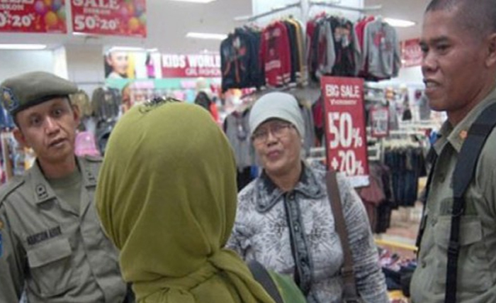 Foto ilustrasi petugas Satuan Polisi Pamong Praja (Satpol-PP) Padang menginterogasi Pegawai Negeri Sipil (PNS) yang keluyuran pada jam kerja, di pusat perbelanjaan Plaza Andalas, Padang, Sumbar, beberapa waktu lalu. Petugas Satpol-PP menjaring sejumlah PNS yang keluyuran pada jam kerja di pusat perbelanjaan kemudian digiring ke kantor Satpol-PP untuk diproses sebagai efek jera dan penegakan disiplin. (Foto: Antara)