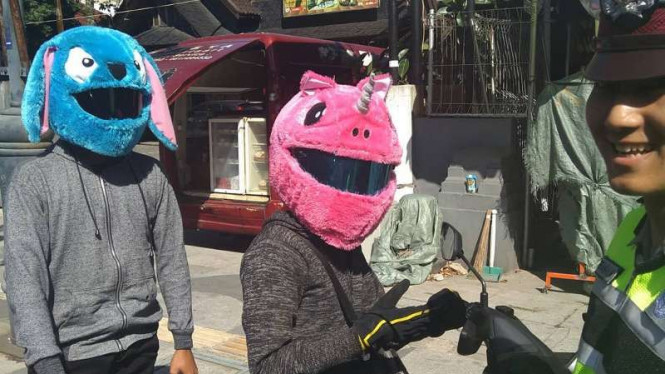 Petugas terpaksa menghentikan pengendara motor yang memakai helm unik berkarakter kartun Stitch dan Unicorn. foto: instagram/dikyasarestabesbdg.