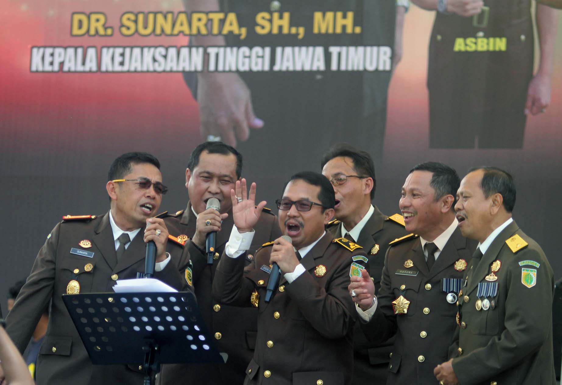 Kajati Jatim Sunarta bersama jajarannya bernyanyi bersama di halaman Kantor Kejati Jatim. foto:tom/ngopibareng.id