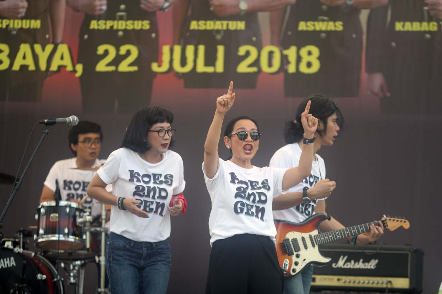 Aksi Chicha Koeswoyo di atas panggung
