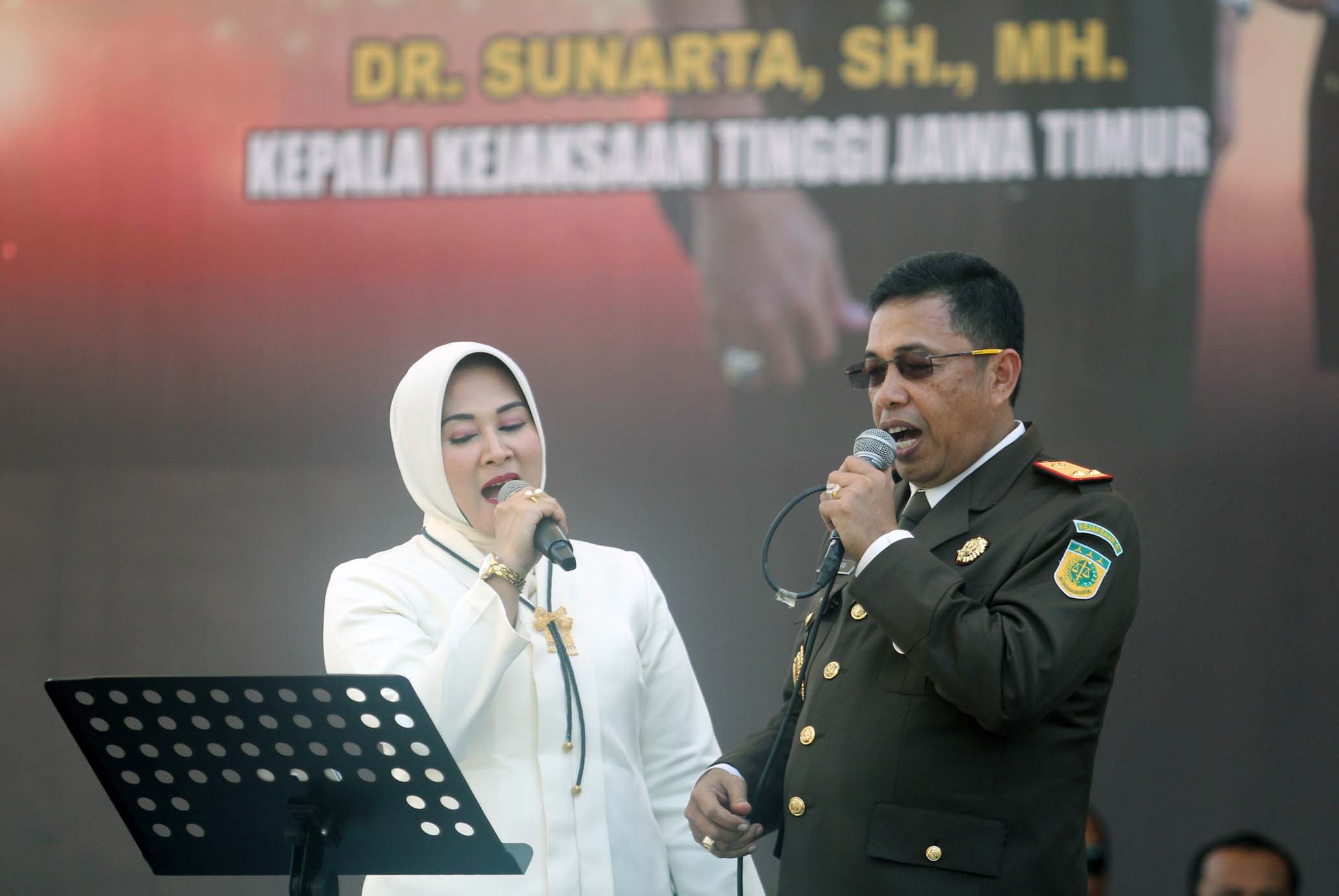 Kajati Jatim bernyanyi bersama istri