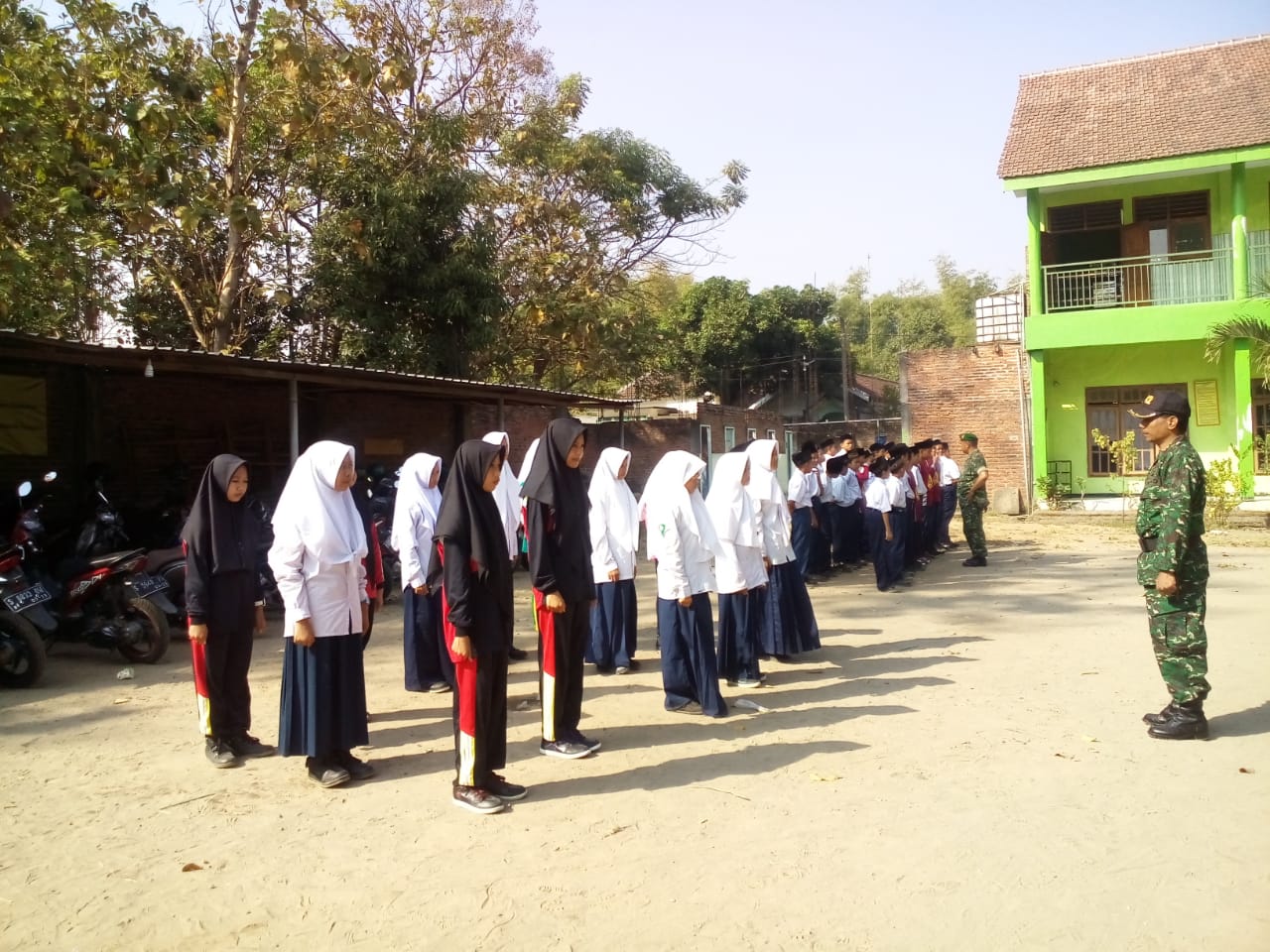 Bati Tuud Koramil Pungging Bersama Babinsa Latihkan PBB Bagi Siswa MTs Darul Hikmah, Senin (23/07/2018).