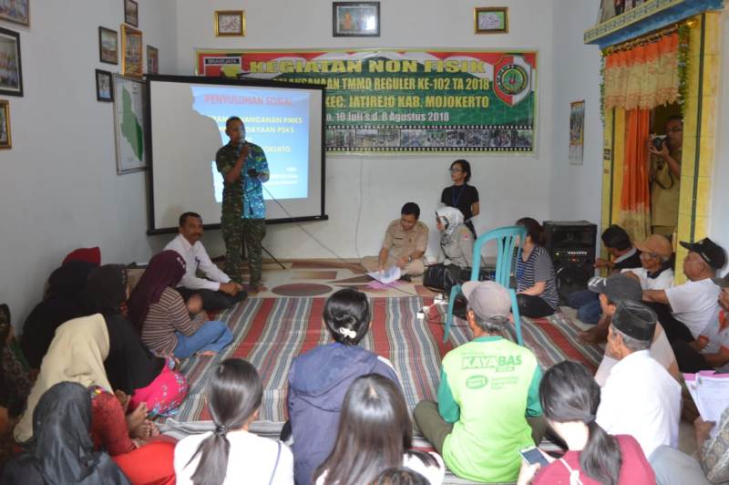 Ka Bintalrem 082/CPYJ Kapten Inf Hadiono Bekali Pembinaan Mental Bagi Warga Di Lokasi TMMD