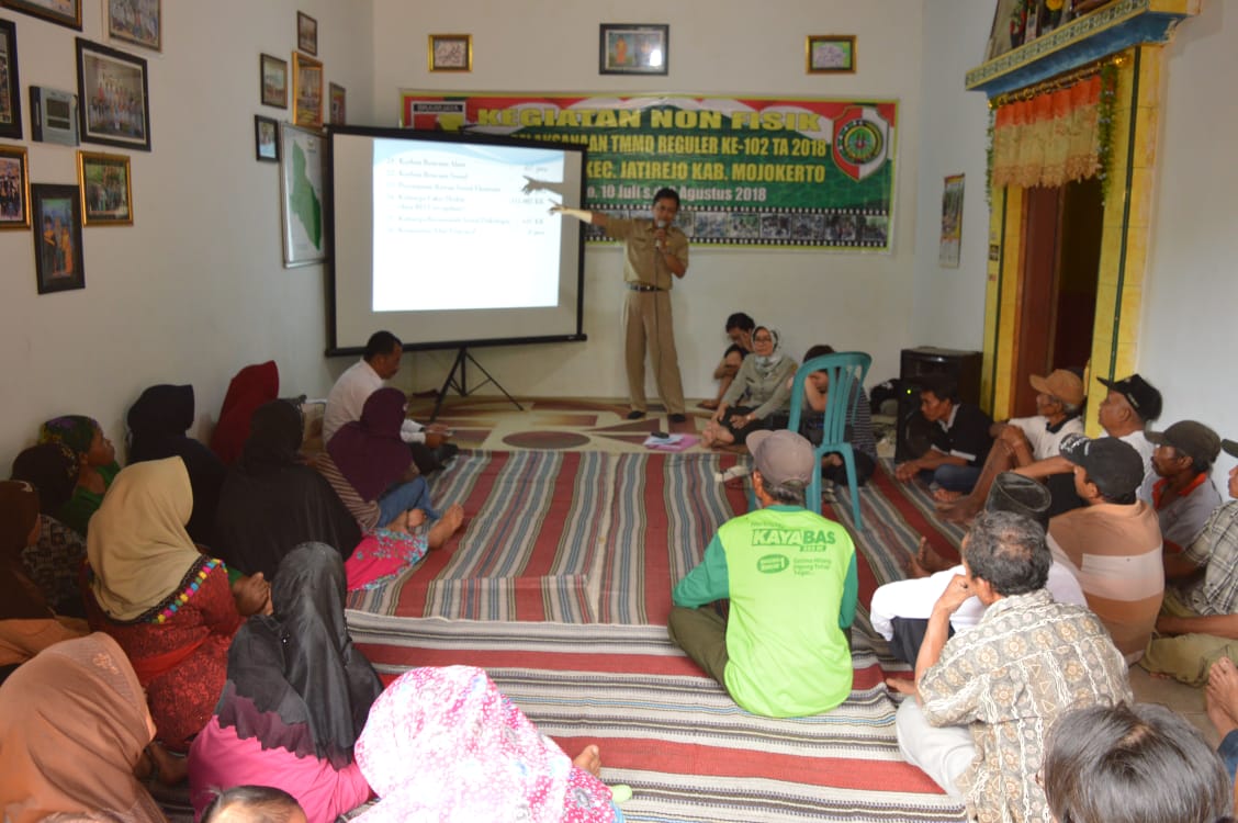 Penyuluh Dinas Sosial Kabupaten Mojokerto Memberikan Penyuluhan PMKS -PSKS Bagi Warga Desa Jembul, Senin (23/07/2018)