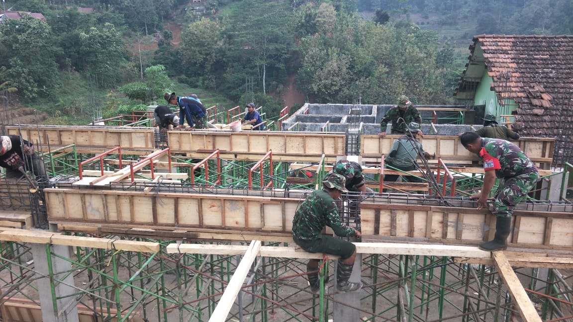 Satgas TMMD Kodim 0815 Mojokerto Maksimalkan Pembangunan Balai Desa Jembul, Senin (23/07/2018)