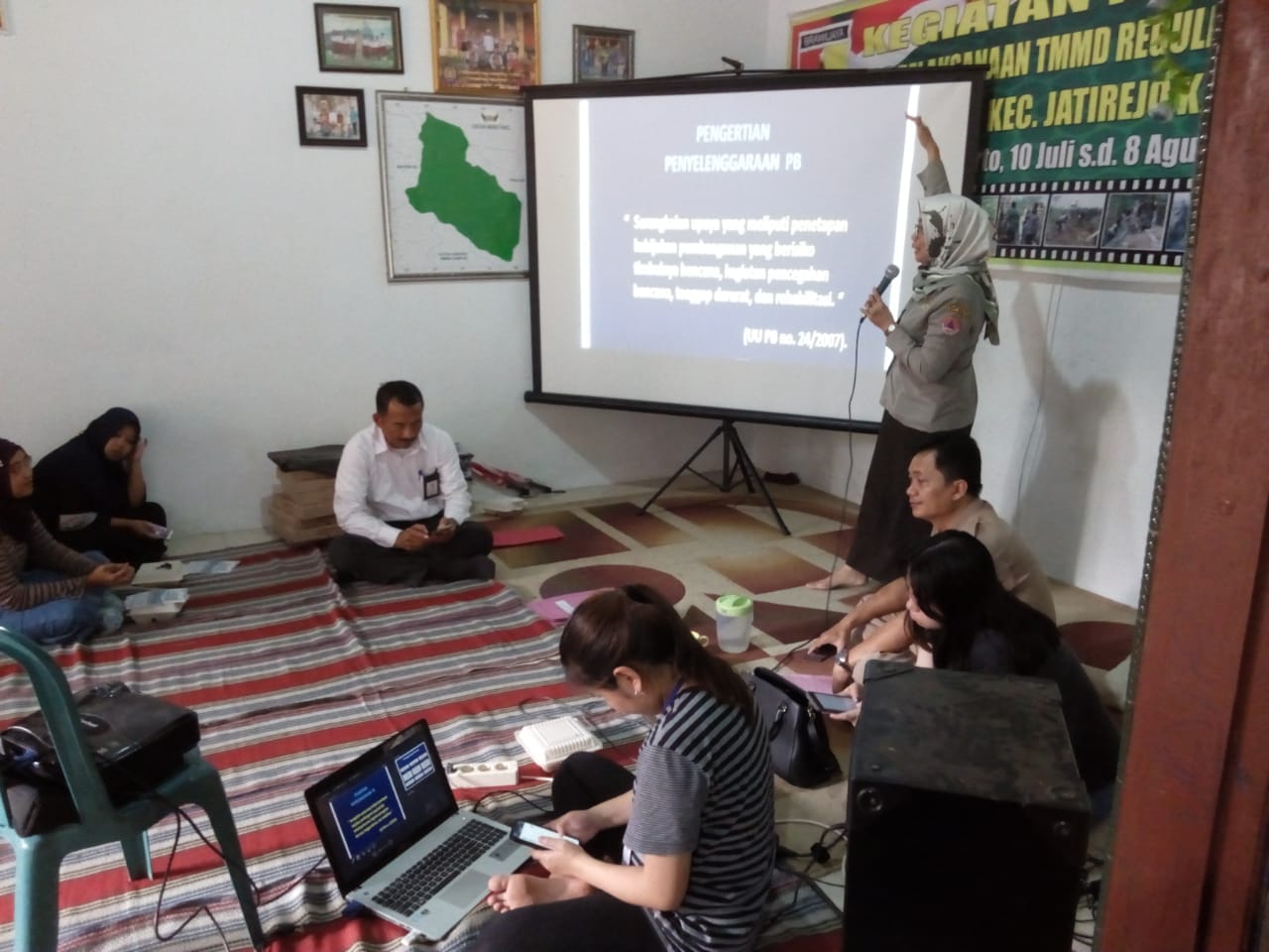 Kabid Pencegahan dan Kesiapsiagaan BPBD Kabupaten Mojokerto Bekali Warga Desa Jembul, Senin (23/007/2018)