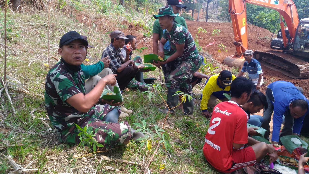 Satgas TMMD Kodim 0815 Mojokerto Makan Bareng Warga Ngembat, Senin (23/07/2018)