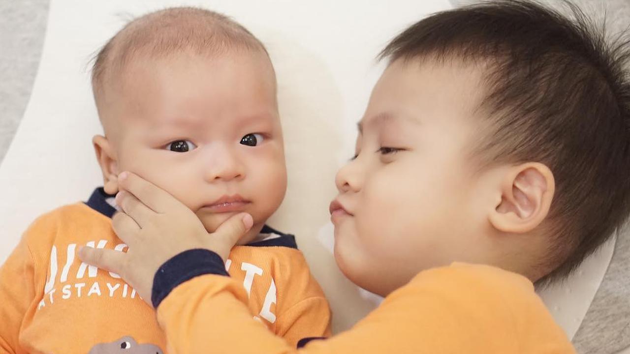 Kedua anak pasangan Donita dan Adhi Nugroho, yakni si sulung  Alfarizqy Ataris Svarga Nugroho dan adiknya Parvaiz Farezell Shaquill Nugroho.