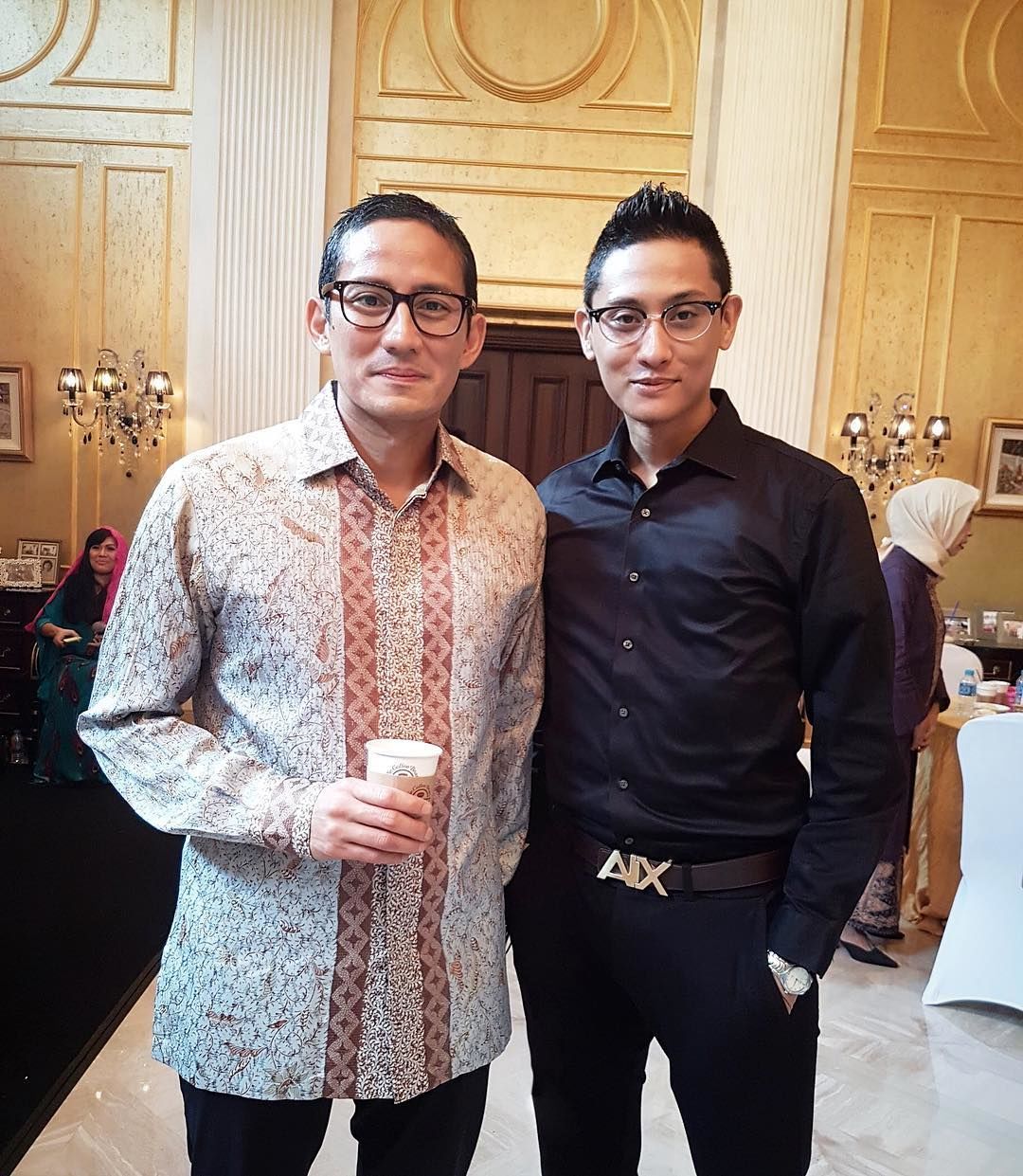 Wajah Wakil Gubernur DKI Jakarta Sandiaga Uno dan Ferri Jubair bak pinang dibelah dua.