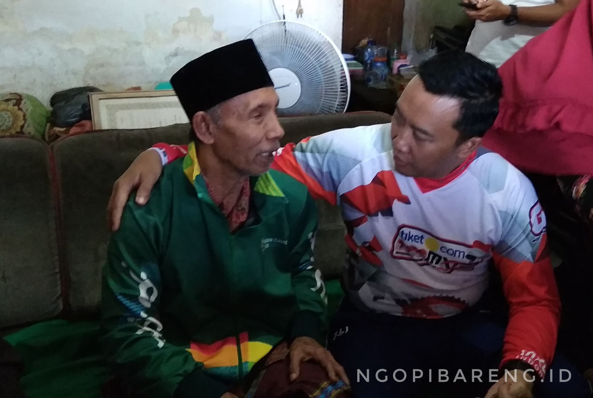 Kunjungan Menpora Imam Nahrawi ke rumah mantan atlet Disabilitas Soeharto. (foto: hrs/ngopibareng)