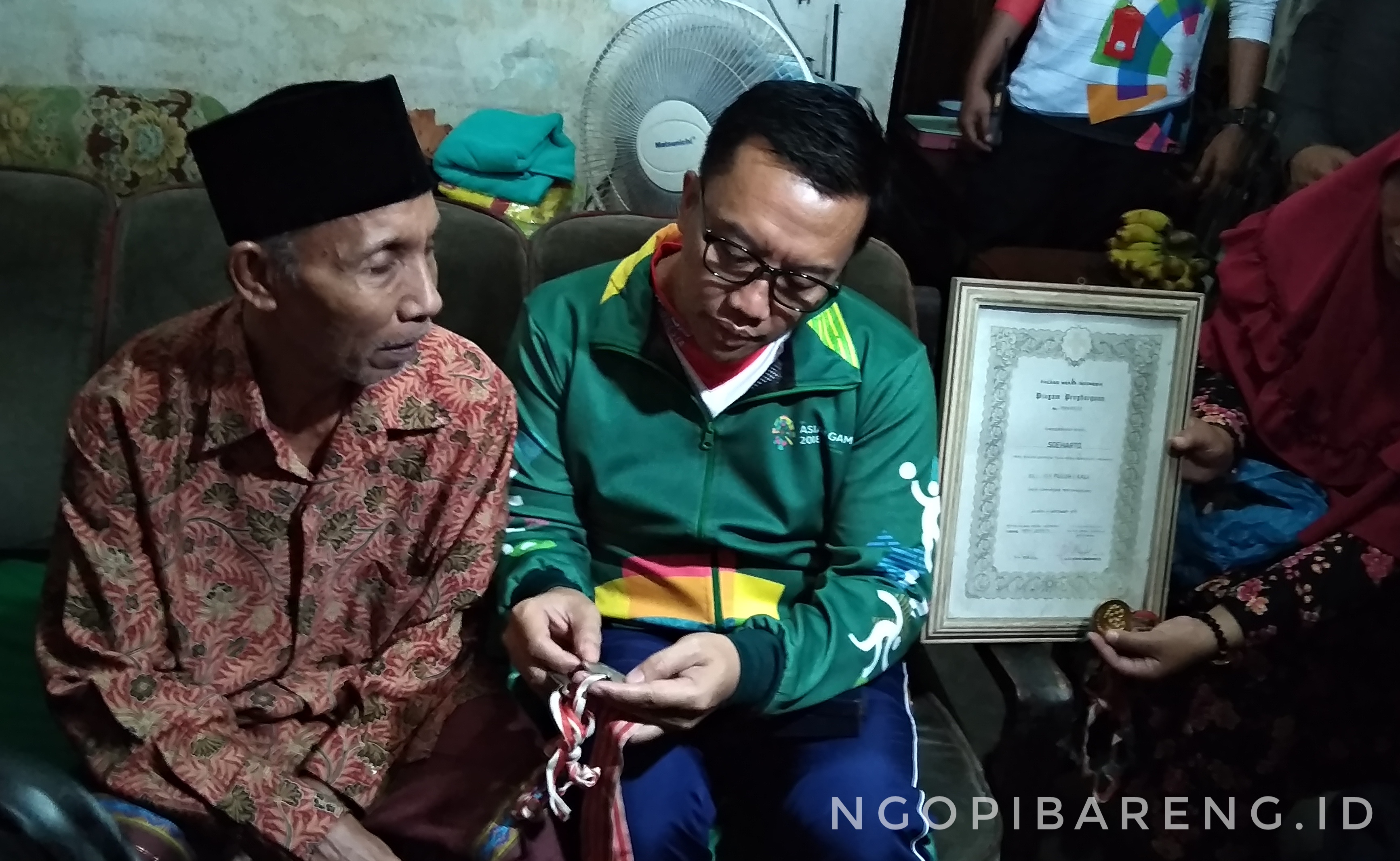 Menpora Imam Nahrawi saat berkunjung ke mantan atlet disabilitas Soeharto, Selasa 24 Juli 2018. (Foto: Haris/ngopibareng)