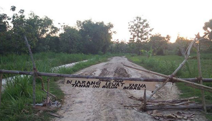 Penutupan jalan menuju Waduk Nipah di Sampang, Madura, Jawa Timur. (Foto: Antara)