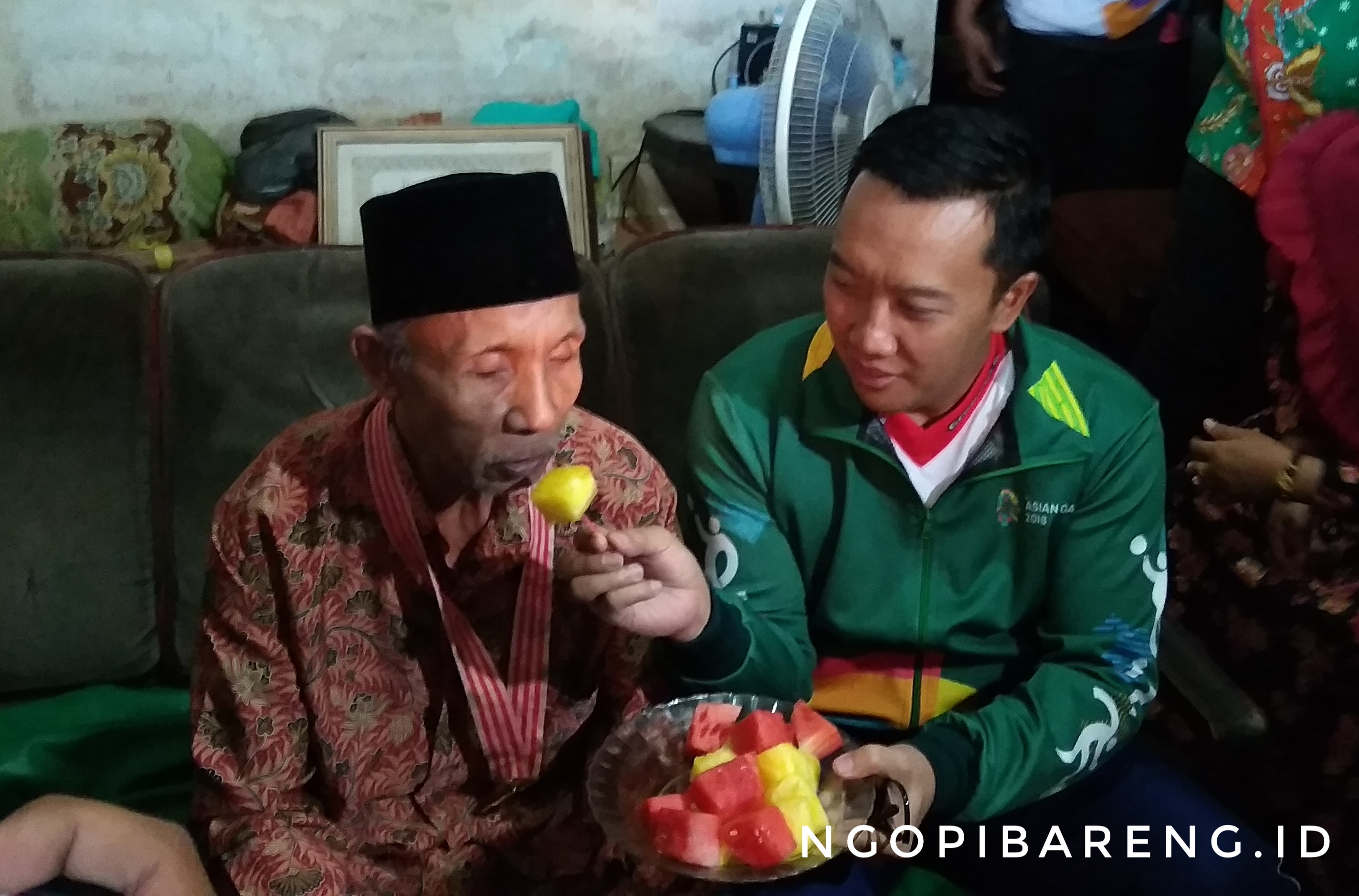 Menpora Imam Nahrawi saat mengunjungi mantan atlet disabilitas Soeharto. (foto: hrs/ngopibareng)