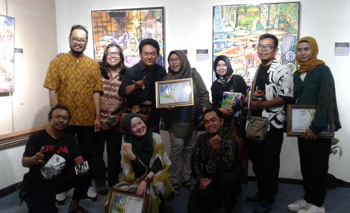 Beberapa pelukis cat air yang sedang memamerkan karya-karya mereka di Galeri Prabangkara, Taman Budaya Jatim, Jl. Gentengkali 85 Surabaya. (foto: m.anis/ngopibareng.id)