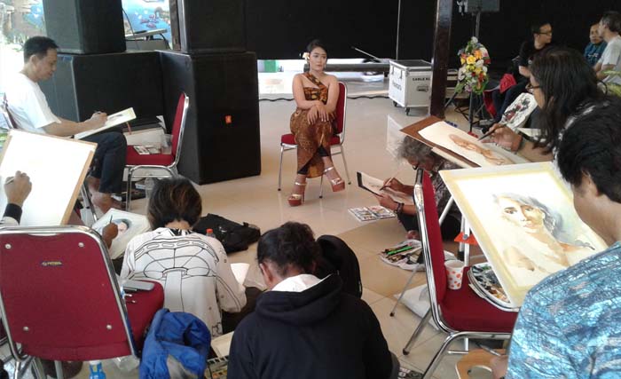 Suasana melukis model dengan media cat air, sebelum acara pembukaan pameran bersama di Galeri Prabangkara, Taman Budaya Jatim, Jl. Gentengkali 85 Surabaya. (foto: m.anis/ngopibareng.id)