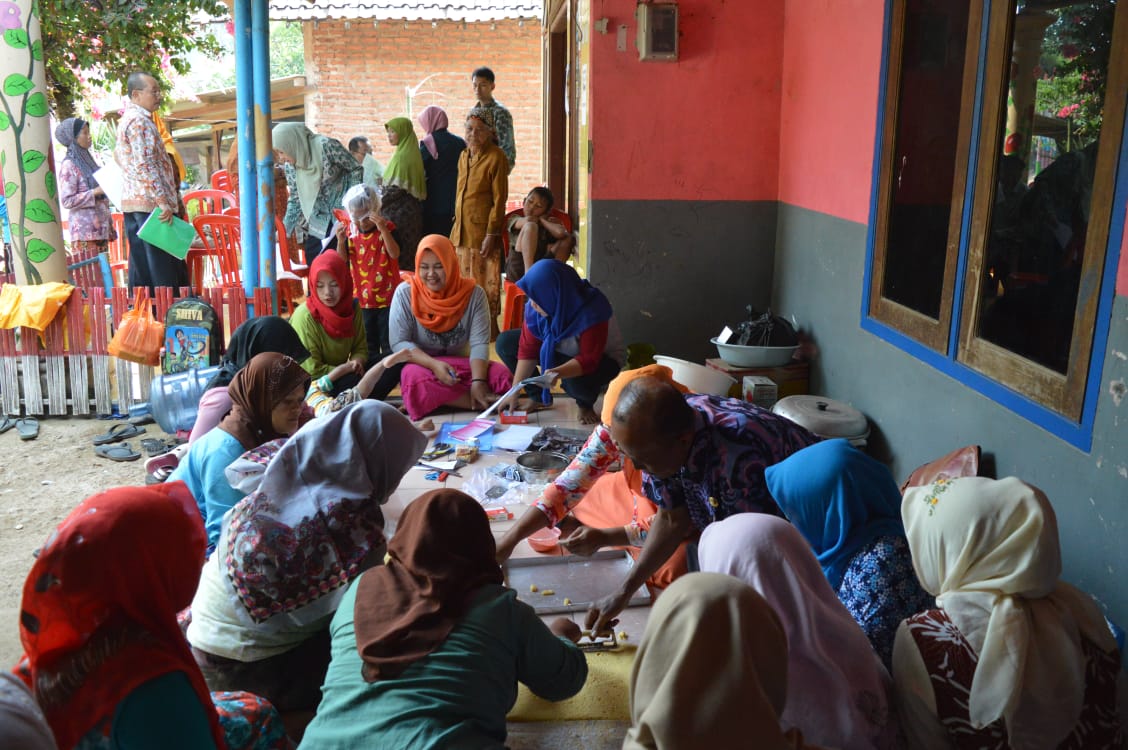 Suasana Praktek Pembuatan Kue Bagi Kaum Perempuan Desa Jembul, Salah Satu Sasaran non Fisik TMMD Ke-102 Mojokerto, beberapa hari lalu  